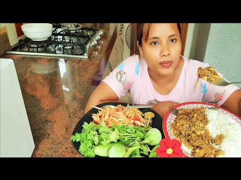 กินข้าวผัดหัวปลีกับส้มตำนะคะ นุ่นแม่บ้านพี่ตั๊กแตน