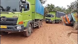 Detik Detik menegangkan Truk Fuso oren 6x4HD 220ps lugat sawit tumbang