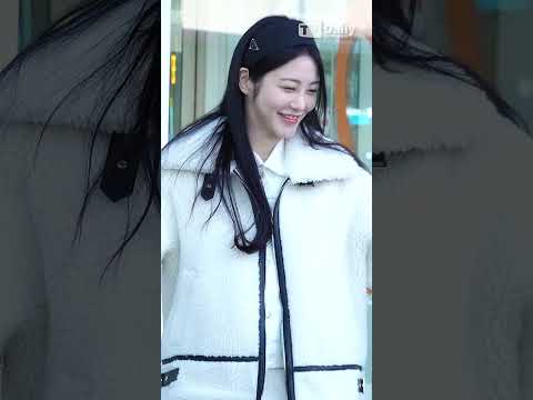 #신예은 양털 자켓에 패딩 부츠로 꽁꽁❄️ 추운 <strong>겨울</strong> 두렵지 않아~ #ShinYeEun #공항패션 #<strong>패션</strong> #shorts