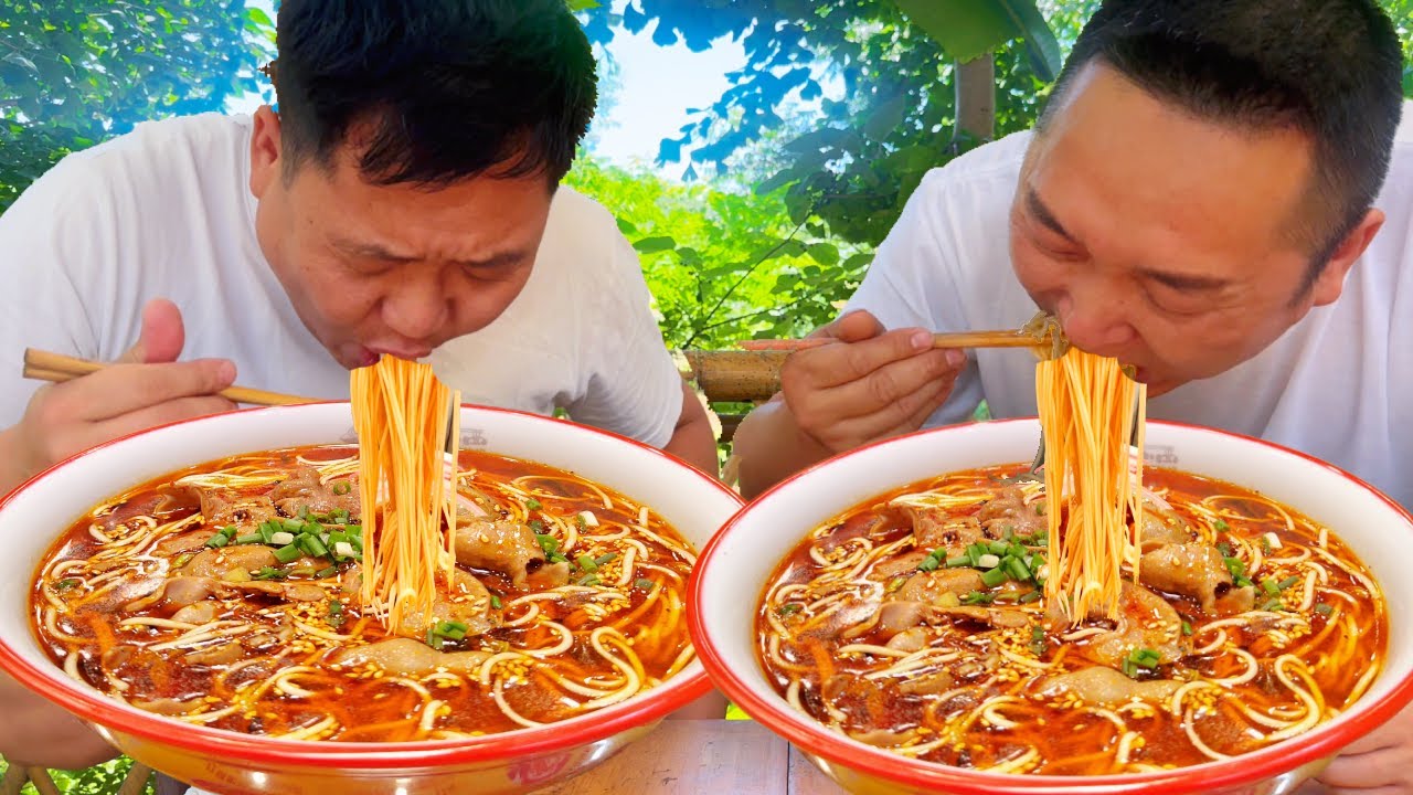 搞點猪雜，二弟做兩大碗“猪雜面”，勁道爽滑大口吸著吃過癮【鐵鍋視頻】