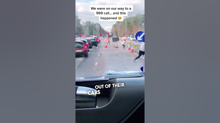 Civilians work together to help an ambulance get through traffic 👏❤️