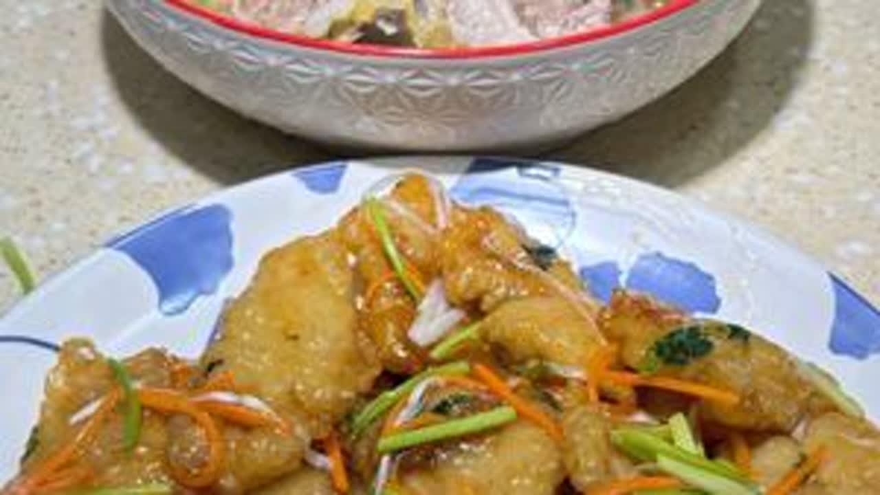 姐妹们，中秋团圆节，节日快乐！抓住假期的小尾巴，睡了个大懒觉，醒来娃爹已经在准备午饭啦！#酸菜炖大骨 #锅包肉 ，全家都爱吃的东北菜系。#记录真实生活