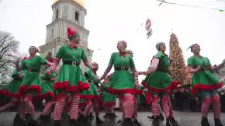 В Киеве прошел первый новогодний парад с главной Снегурочкой - Ольгой Поляковой