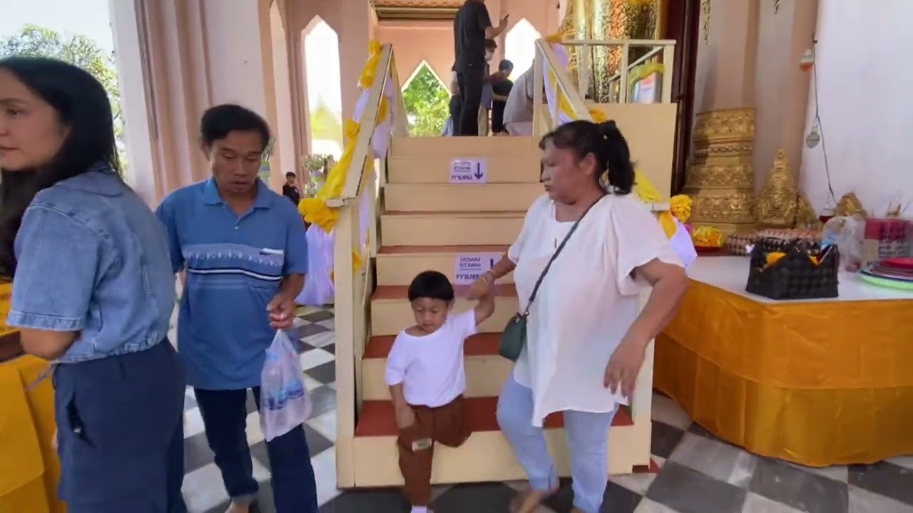 สวัสดีครัยท่านผู้ชมน้องม่อนเอาบุญมาฝากครับ