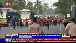 The Jakmania Bentrok dengan Warga di Simpang Sentul