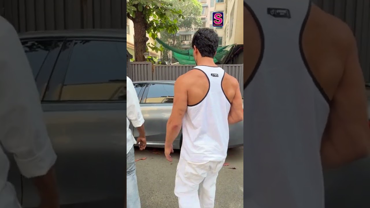 Тайгер Шрофф демонстрирует свою отличную физическую форму в майке-безрукавке.