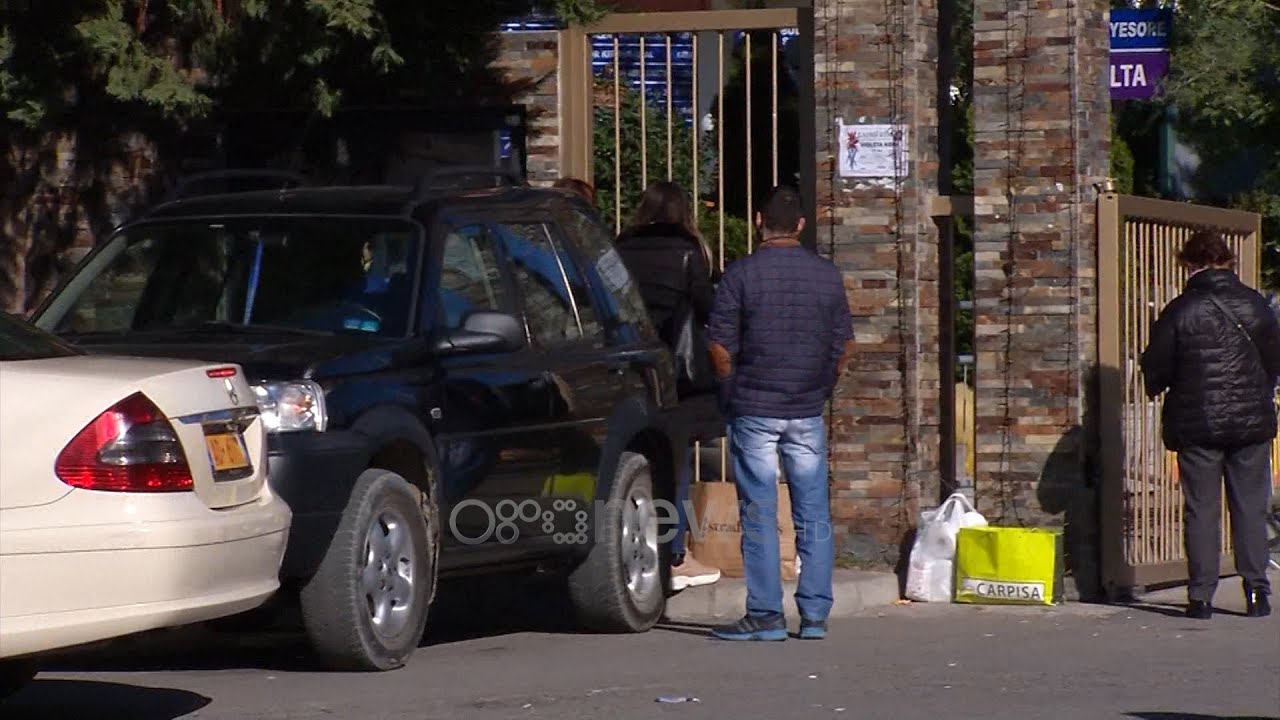 “Shefqet Ndroqi” rrezik infektimi, në portën e spitalit prej ditësh qëndrojnë rrobat e pacientëve