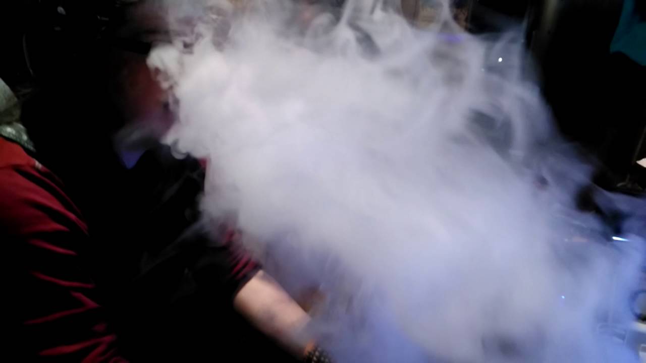 Mr. Mo-Murder tries the new Smok vape pen 22. Cheap Vape, Huge Cloud!