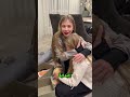وسط إخواتها كل واحد خد هديته وهي كانت فاكرة إن مفيش ليها حاجة لحد ما حصلت المفاجأة