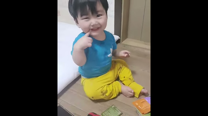 애교부리는 12개월 아기 이쁜짓하는 아기