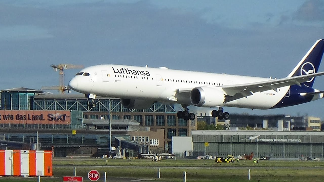 Planespotting Bremen October 2022, Special with Lufthansa Boeing 787 Low Approach+ Landing+ Takeoff