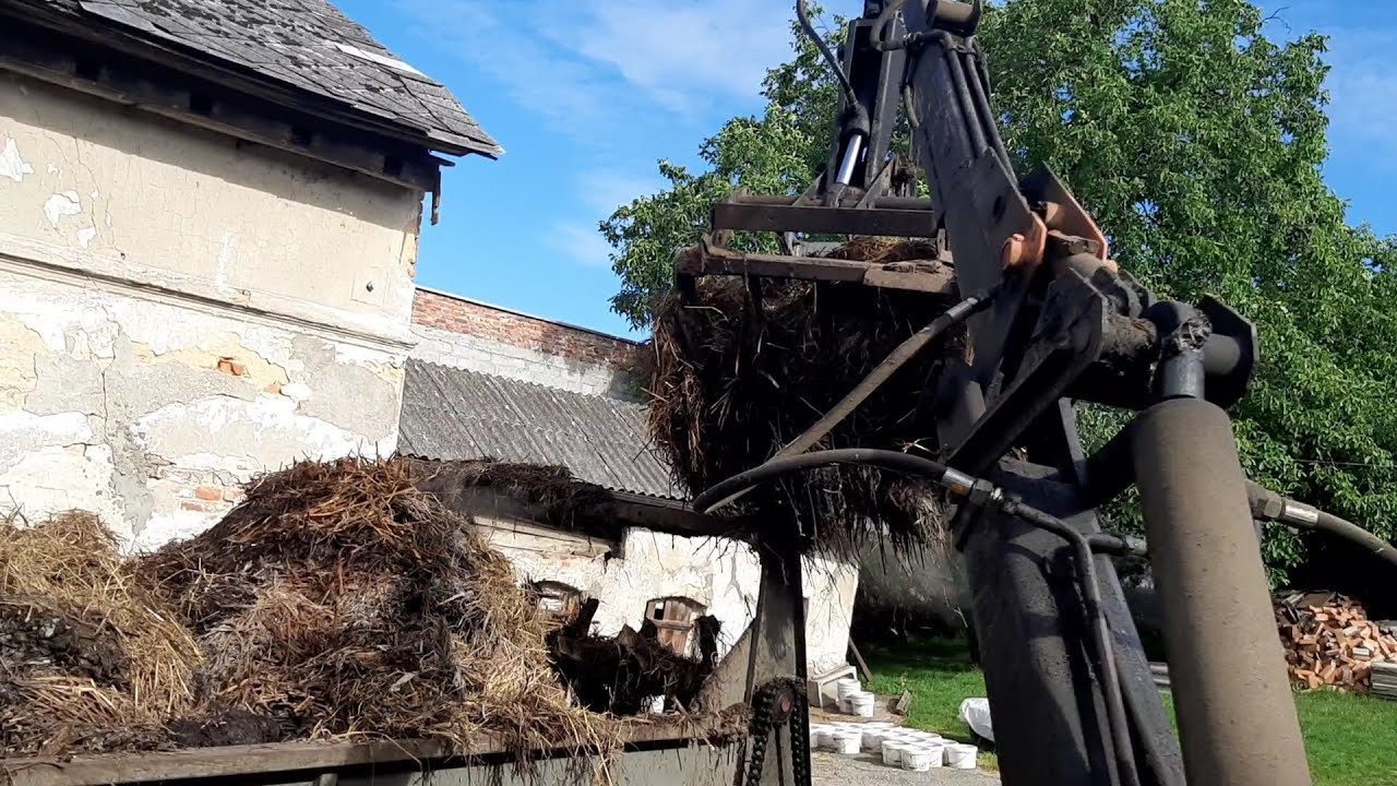 Załadunek obornika ładowaczem Troll