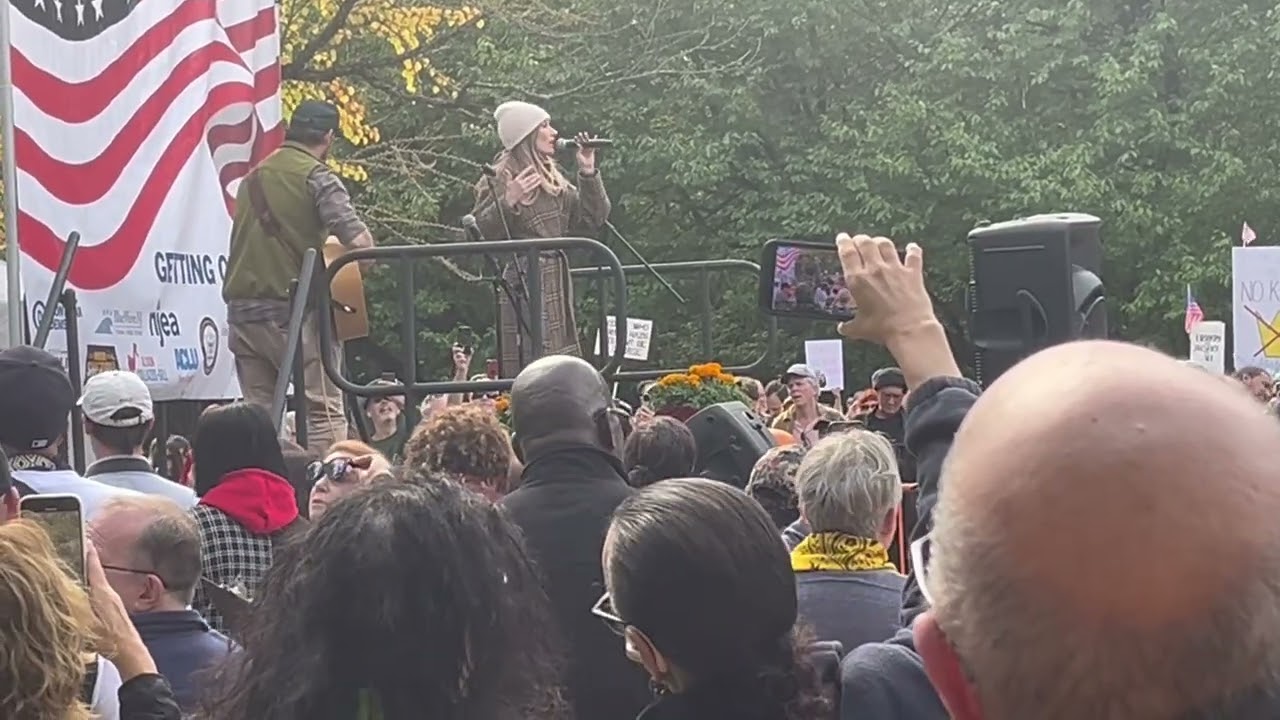 LAURA BENANTI AT NO KINGS