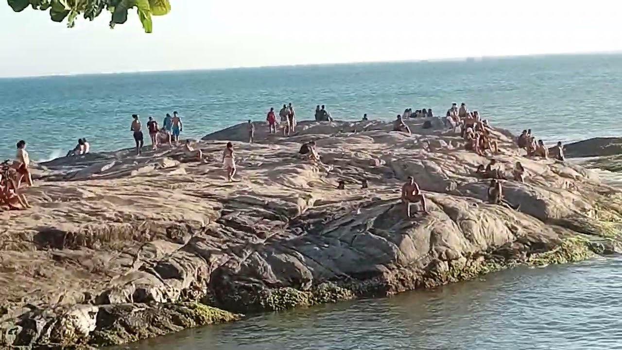 Parece que  o pessoal veio pro Réveillon e ficou pro Carnaval. Praia da tartaruga. Rio das Ostras.