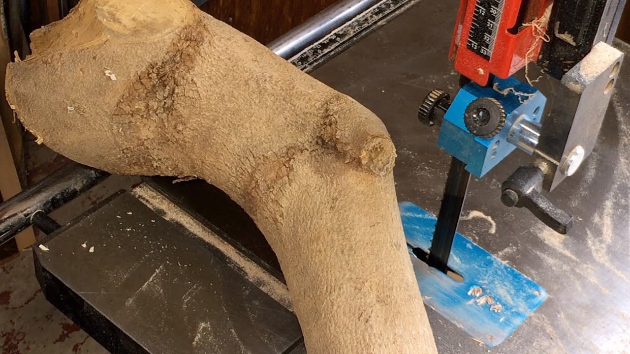 Ричард Раффан распиливает небольшие бревна и старый столбик кровати на заготовки для токарной обр...