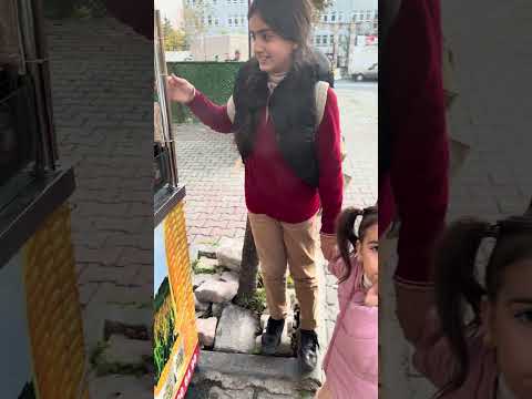 عم تسحبني معها مشان الذرة هههههه