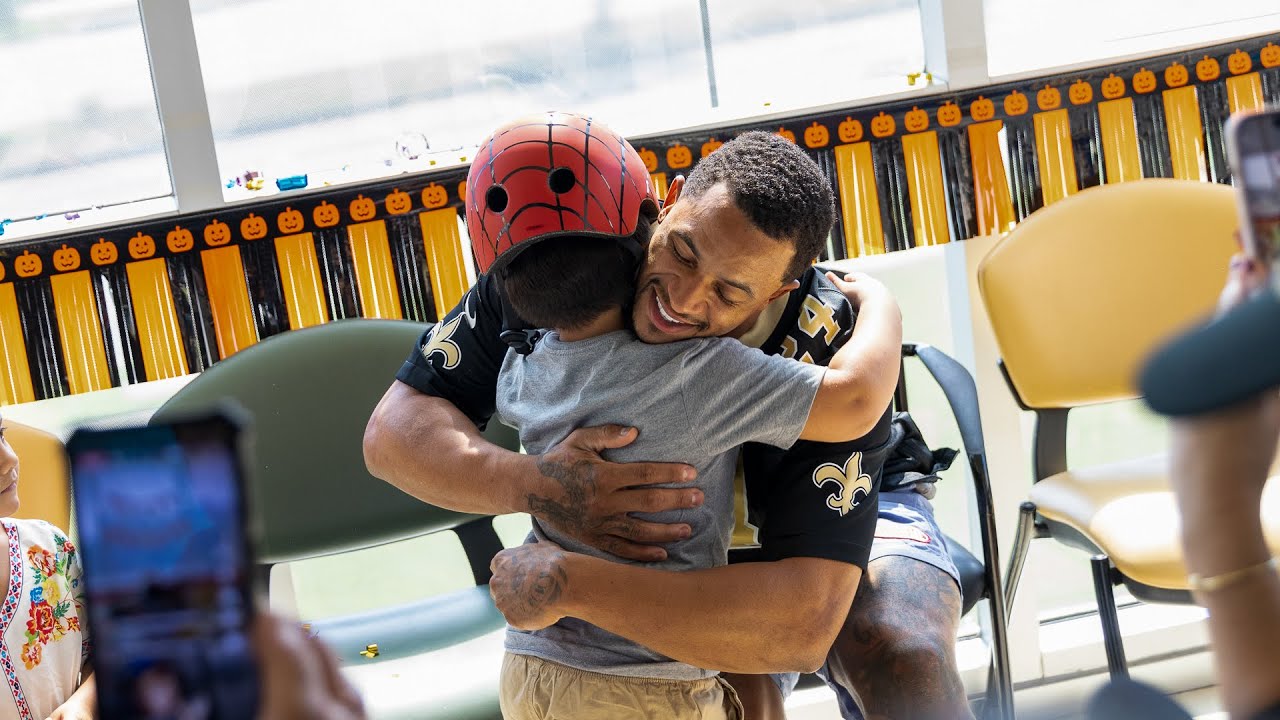 Recap: Johnathan Abram gifts bike to child at Ochsner Children’s Hospital | New Orleans Saints