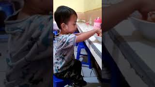 Anak kecil lagi makan ketiduran