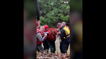 Giải cứu mẹ và bé sơ sinh khỏi dòng nước chảy xiết (VOA)