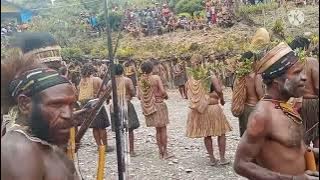BUDAYA WISISI / SAPUSA DAN PAKIAN  ADAT DARI  PAPUA GUNUNG..