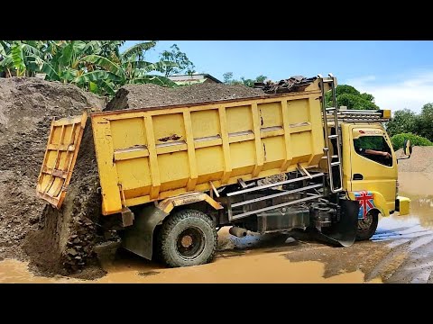 Dump Truk CANTER HDX JOMPLANG Muatan Pasir Super Full Bak di Penampungan Pasir 