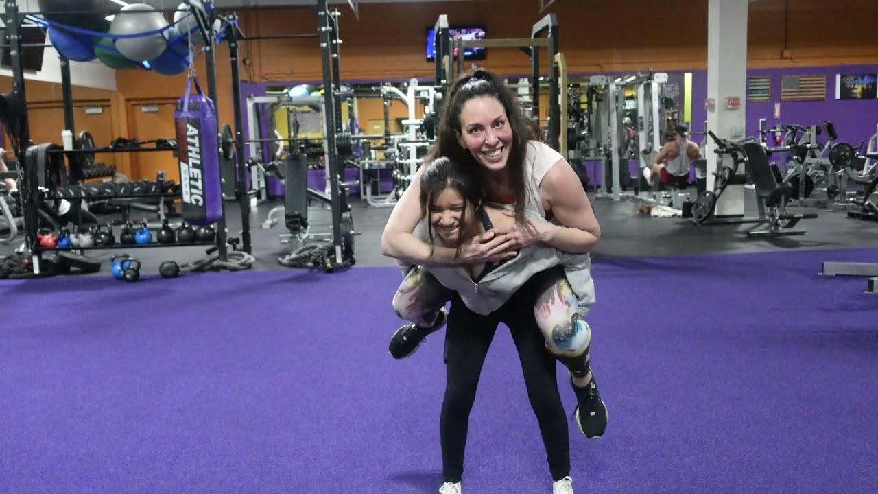 Маленькая Ясмин ростом 5 футов против Гигантской Лиззи ростом 6 футов | Прыжки на плечах, приседа...