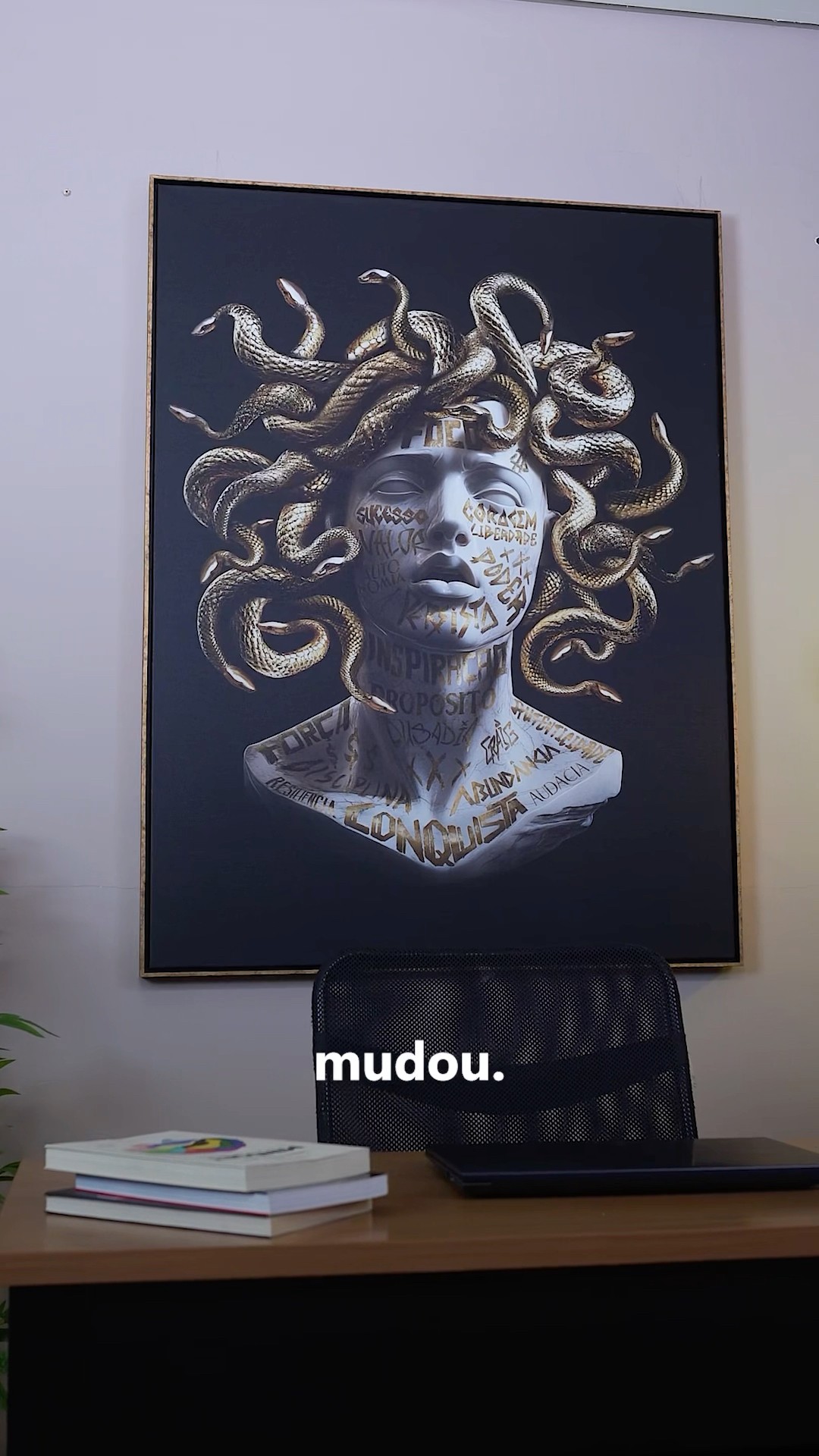 Vídeo de Quadro Medusa Grafite Dourado CRAIG