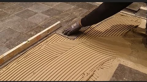 ZELF EEN KEUKENVLOER LEGGEN IN CEMENT MORTEL 💪 | Tegelvloer Plaatsen Stap Voor Stap #tegelwerk 