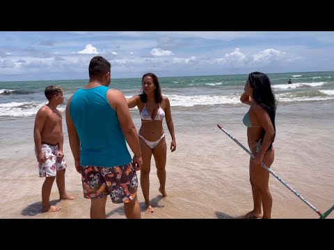 VANESSA LEVA RODO À PRAIA  PARA JOÃO PUXAR ÁGUA DO MAR - VANESSA LEVA RODO À PRAIA  PARA JOÃO PUXAR ÁGUA DO MAR