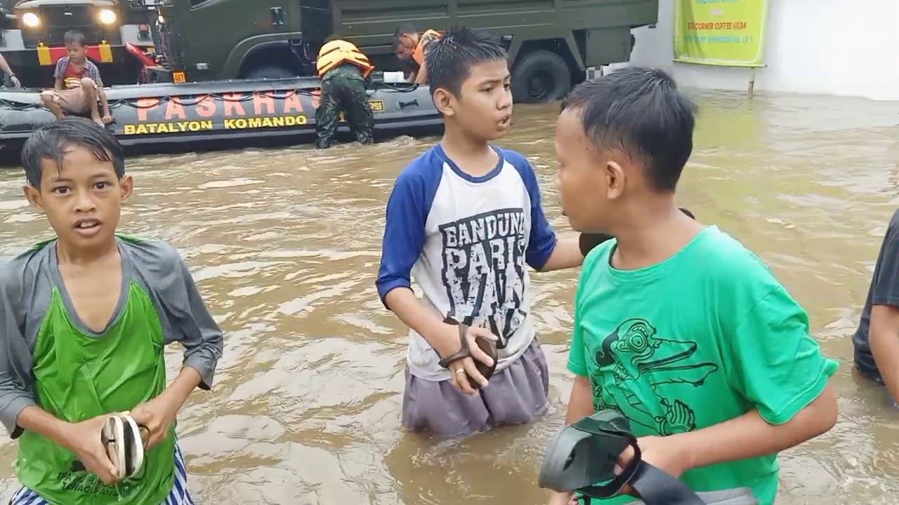  Anak  anak di Jalan  Komodor Halim PK Rayakan Hari Pertama 