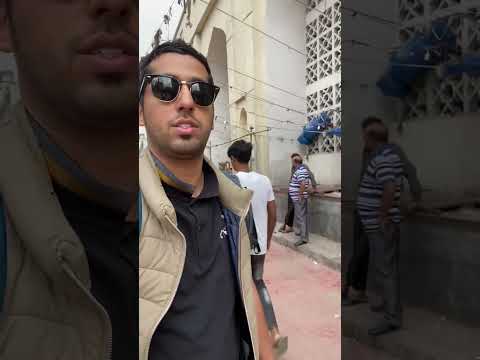 اكبر مسجد في بنغلادش وهو مسجد بيت المكرم الواقع في العاصمه دكا ويتميز انه مكان جميل ومميز