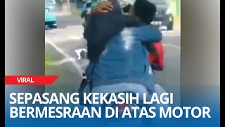 Viral Sepasang Kekasih Lagi Bermesraan di Atas Motor