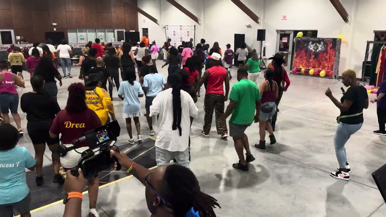 ディズニー　JUMP！BOUNCE！DANCE！ The Boodie Bounce (AKA K Wang) Line Dance - YouTube