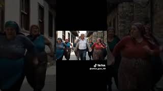 Ulen Ahmet Şerefsiz Bir Parfum Aldın Bütün Karılar Peşime Takildi.