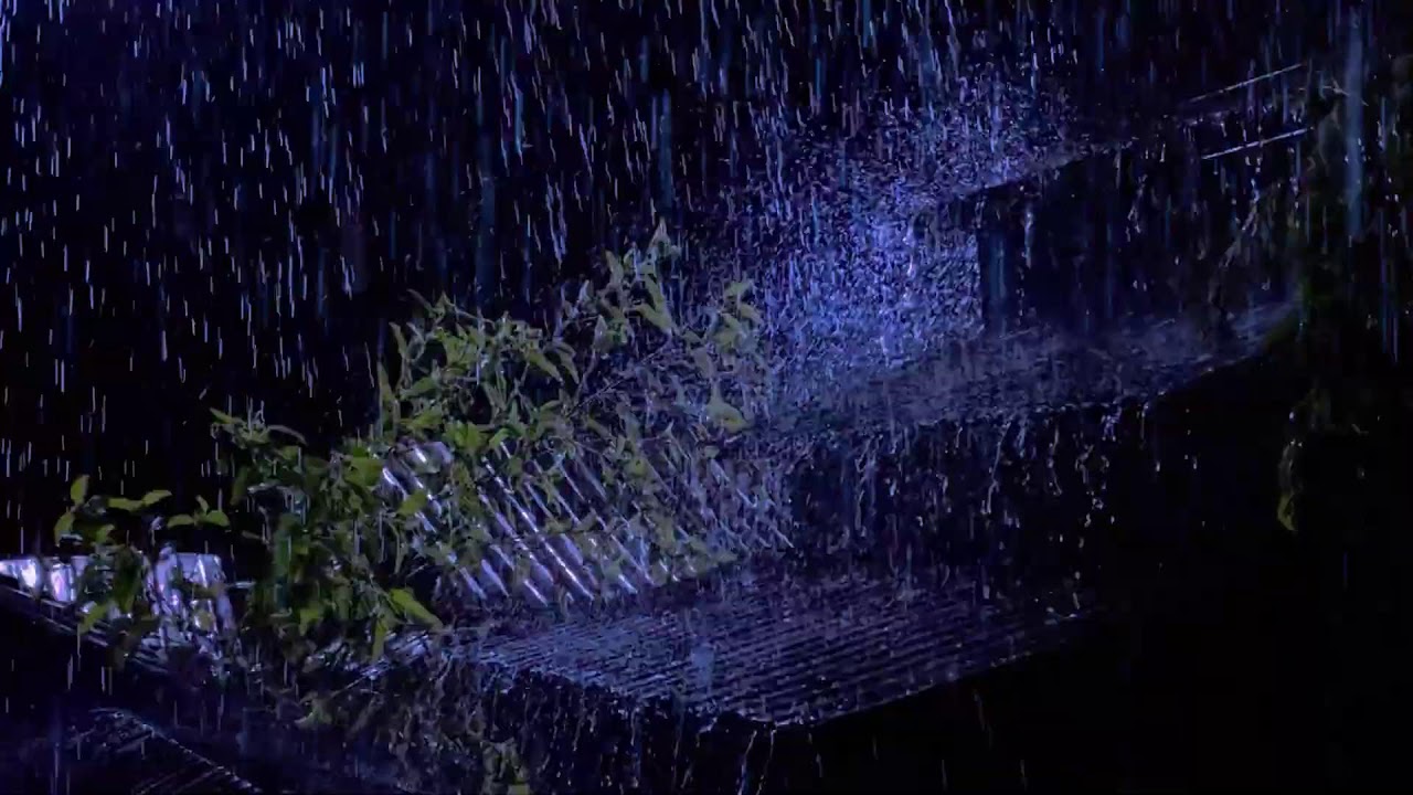 СИЛЬНЫЙ ДОЖДЬ И МОЩНАЯ ГРОЗА 🌧⚡ По крыше палатки на ночной ферме | Мгновенный сон