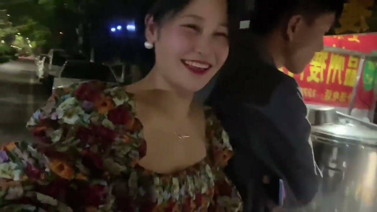 兵嫂挑战撒娇女人最好命，小兵实在受不了，上去给她一脚，太惨了