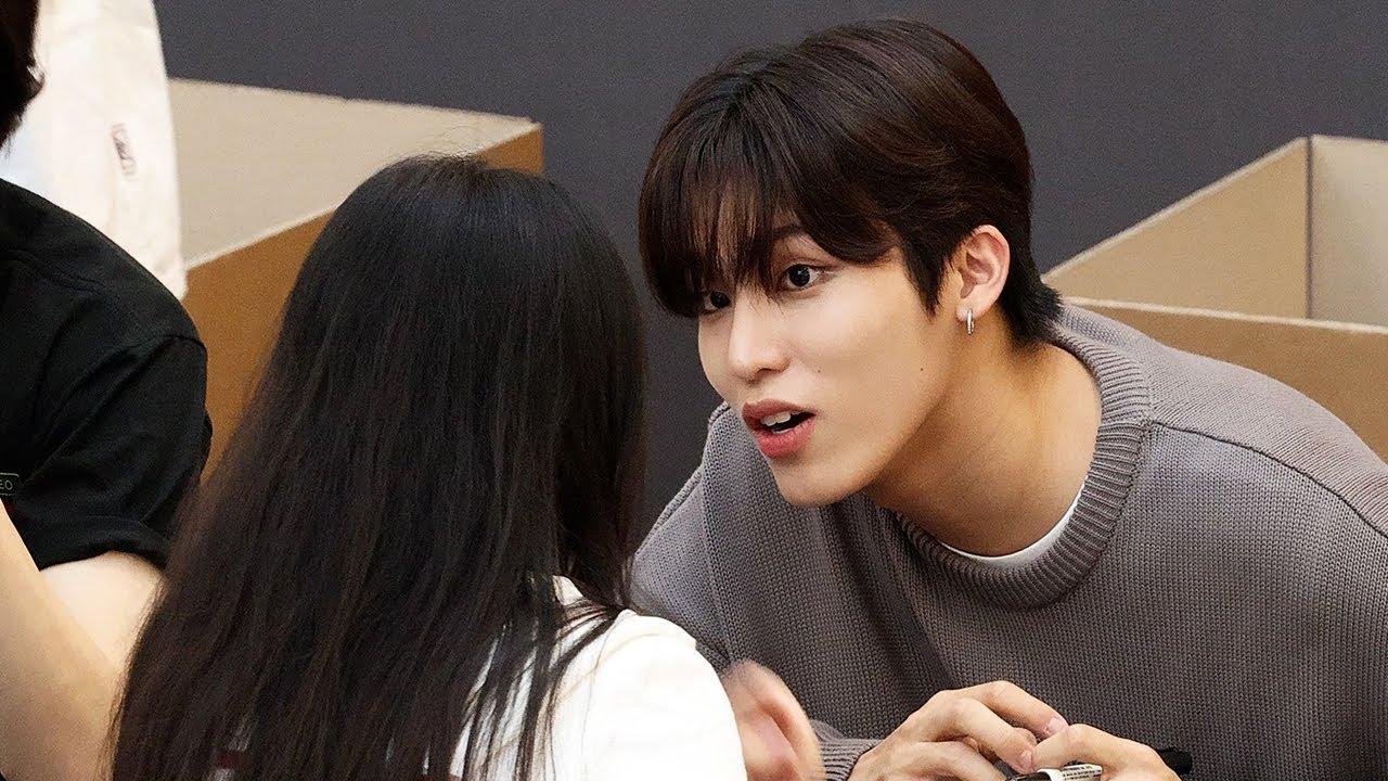 TREASURE (트레저) 사인중인 정우 (JeongWoo's Fansign) | REBOOT 팬사인회 • 230812