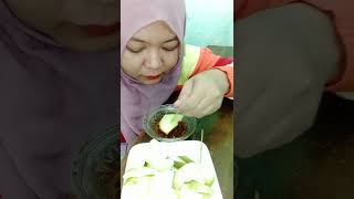 Bumil Nyidam Makan Mangga Muda