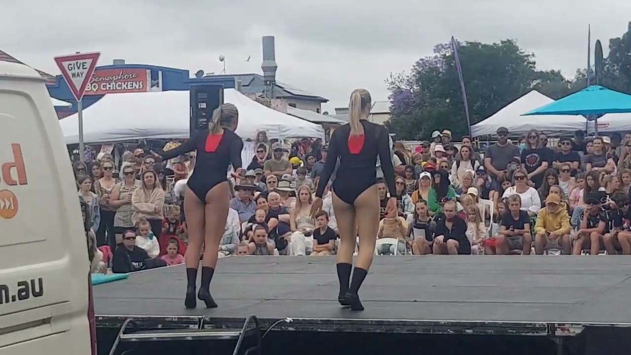DANCERS AT THE SEMAPHORE STREET FAIR 2022