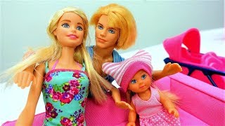 Video con i giocattoli. Giochi per bambini con le bambole Barbie. Una giornata con Mamma e Papà