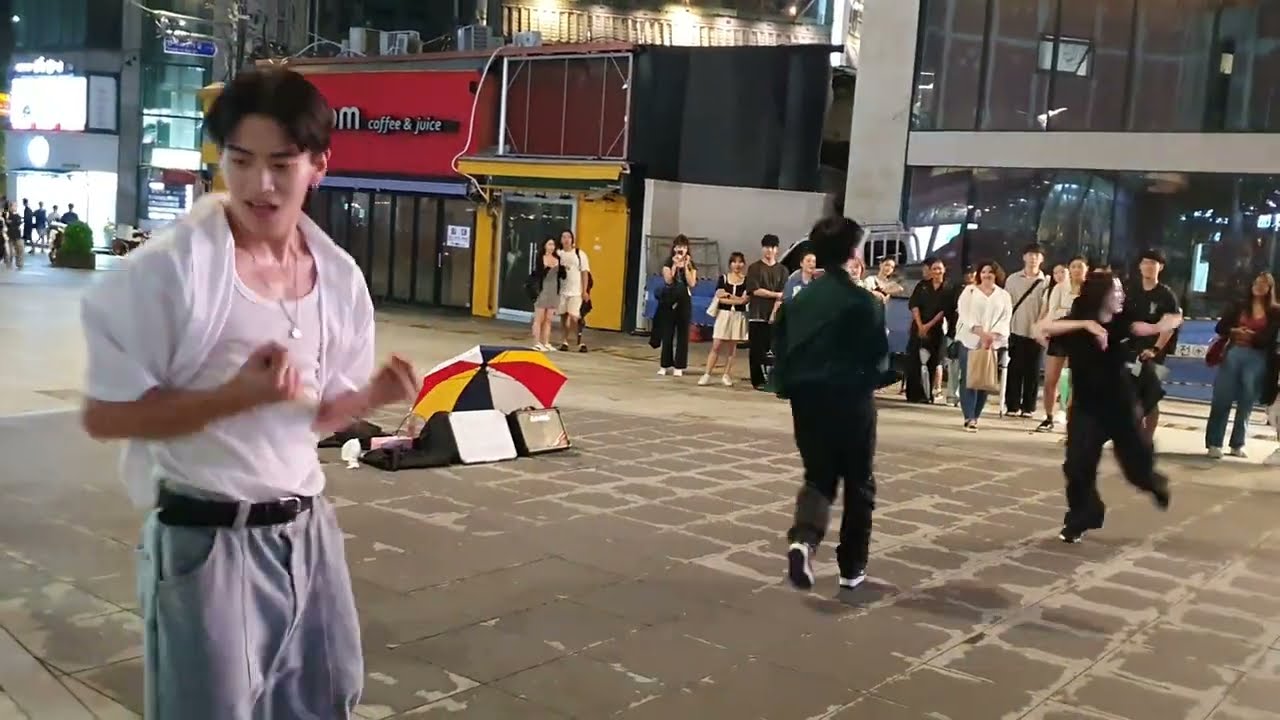 [STREET ARTIST] YU KAGAWA, HYOJIN & YOUNGWON. INTERACTIVE SINCHON BUSKING. 230723.