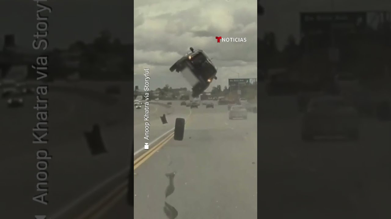 Un carro sale volando por el impacto de un neumático | Noticias Telemundo