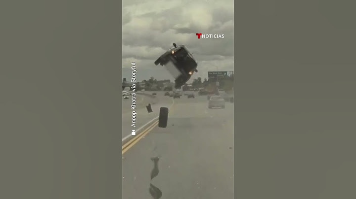 Un carro sale volando por el impacto de un neumático | Noticias Telemundo