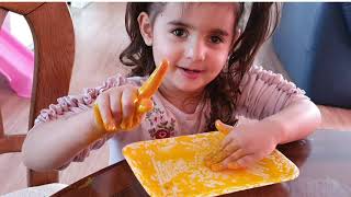 Mooi Geel Voor Het Versieren Van Taarten.sari Pasta Boyasiyla Ellerini Boyadi Ve 10 Kadar Saydi.