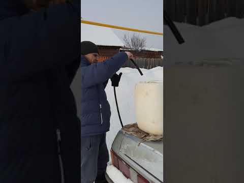 Лайфхак: сливаем бензин из канистры правильно