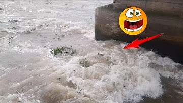 Ghe.sà lan vượt cống ngăn mặn