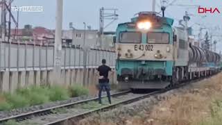 Adana'da bir kişi trenin önünü kesti: Tren güçlükle durabildi
