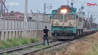 Adana'da bir kişi trenin önünü kesti: Tren güçlükle durabildi screenshot 3