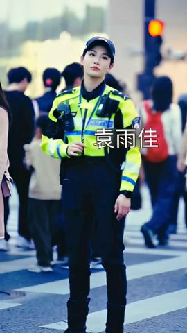 杭州。袁雨佳 - 交通警察 - 春雨  - Hangzhou.Yuan Yujia-Traffic Police -Spring rain 🚥#short #亚洲人 #亚洲美女#亚洲女孩#袁雨佳