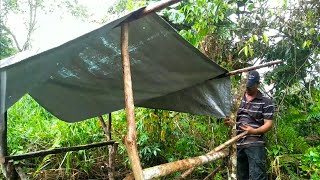 Camping Hujan Deras | Membuat shelter empuk dari karung semen di tepi hutan